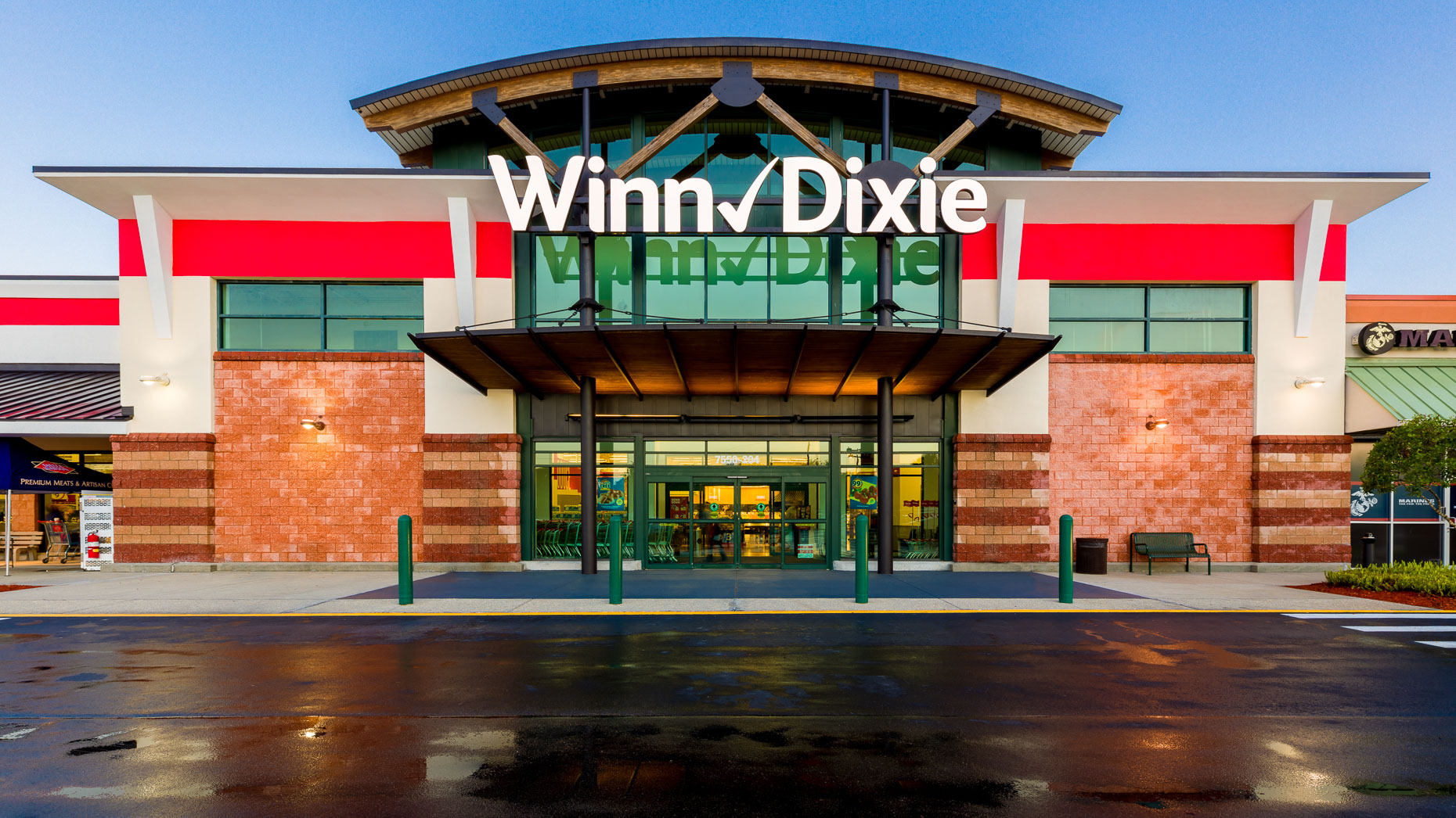 Exterior of a Winn Dixie grocery store